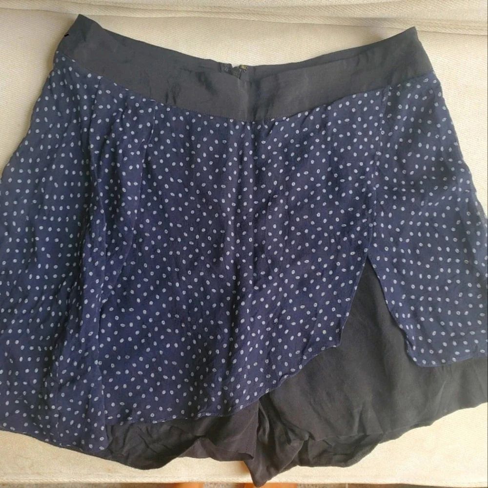 Club Monaco size 4 paisley print 100% silk skort navy blue and black
